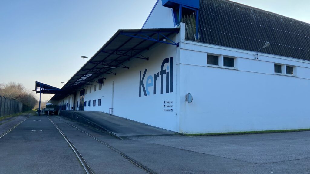 Les locaux de Kerfil sont une ancienne base navale de 7000 m2