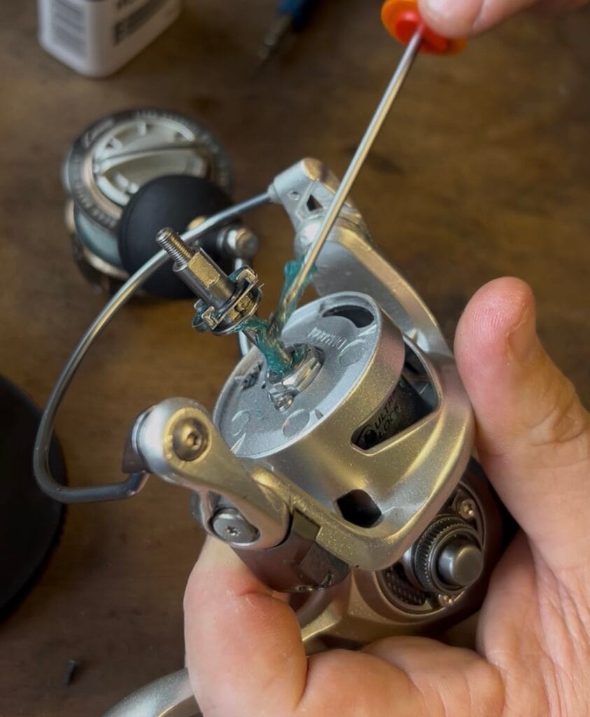 Graisser l’axe principal du moulinet